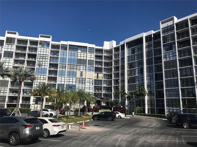 Photo - 1000 Parkview Dr Unit 627