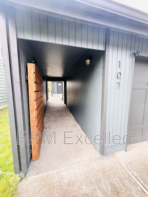 Photo - 107 N St. NE