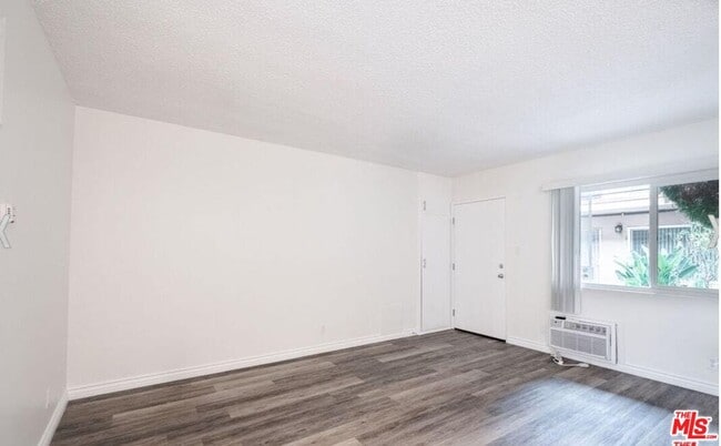 Photo - 13343 Victory Blvd Unidad 2