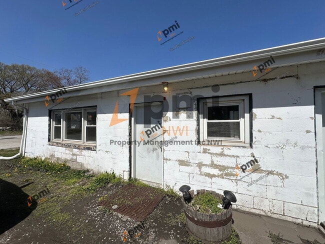 Building Photo - 5030 W Ridge Rd Unit 1