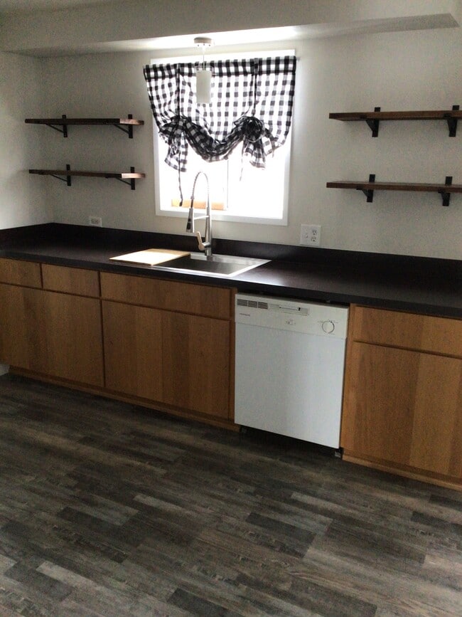 Kitchen - 1320 Summers Ln Unit 1320