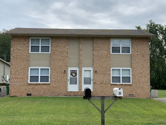 Building Photo - Convenient location , 2 bedroom 1.5 bath 9... Rental