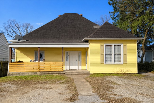 Building Photo - Renovated 4 Bedroom Duplex Unit in South Nashville - Pet Friendly!