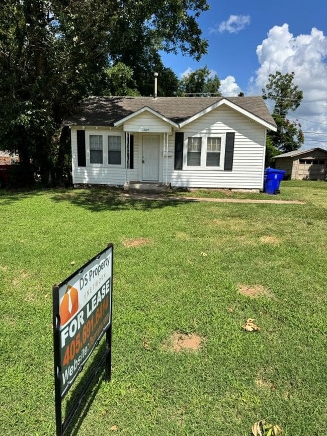 Building Photo - Game day and private campus parking, this cute 1 bed is conveniently located and ready for move in!