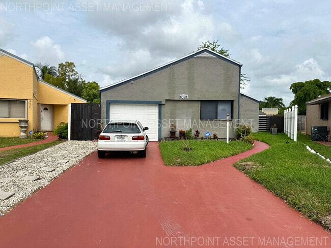 Building Photo - Charming 2-Bed, 2-Bath Home with Fenced Ya...