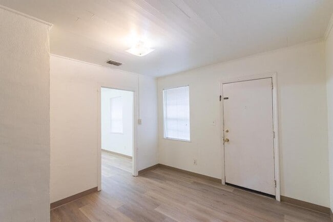 Photo - 2040 Hollywood Dr