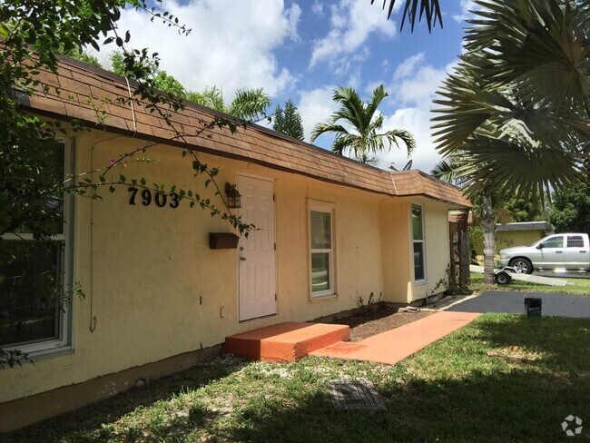 Building Photo - Great Renovated 3/1 | Quiet family neighb... Rental