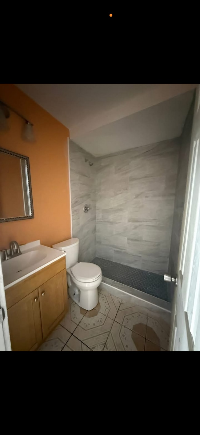 Building Photo - 810-812 W 7th St