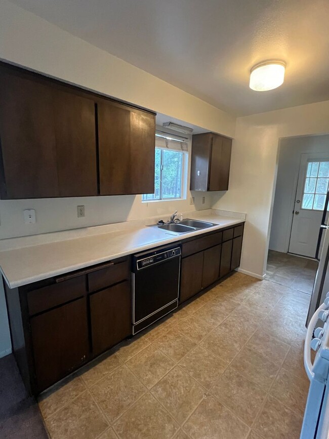 Building Photo - $2,475 3 Bed/2 Bath House -Country Club Estates neighborhood