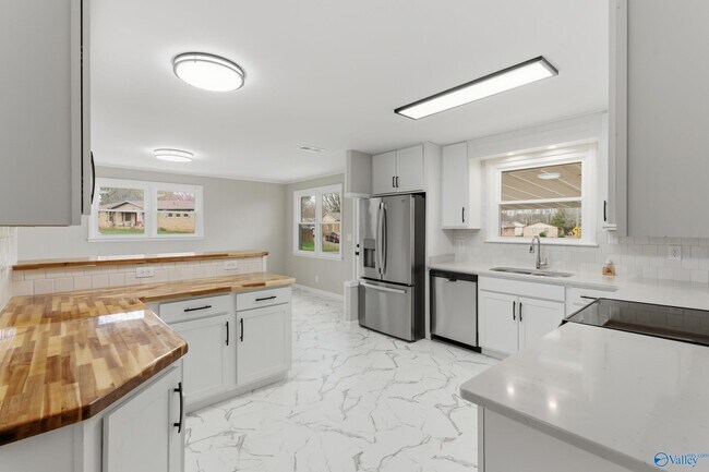 Photo - 400 Harolds Dr NW