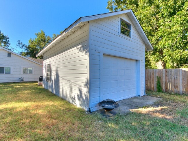 Photo - 703 Dakota St