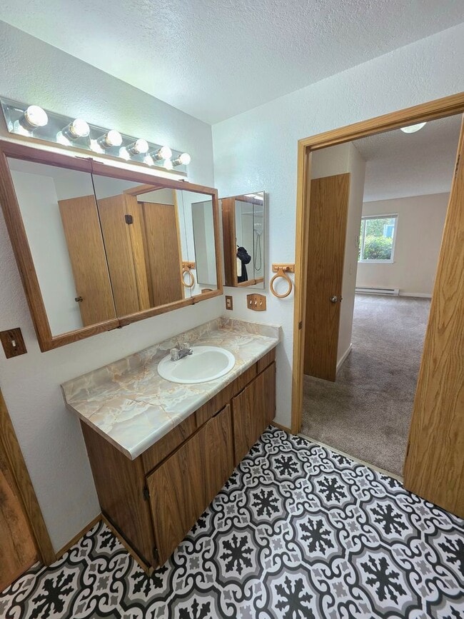 Photo - Renton Sunset Heights Condominiums - 2 bedroom 1 bathroom lower floor unit - Water, Sewer & Garba...