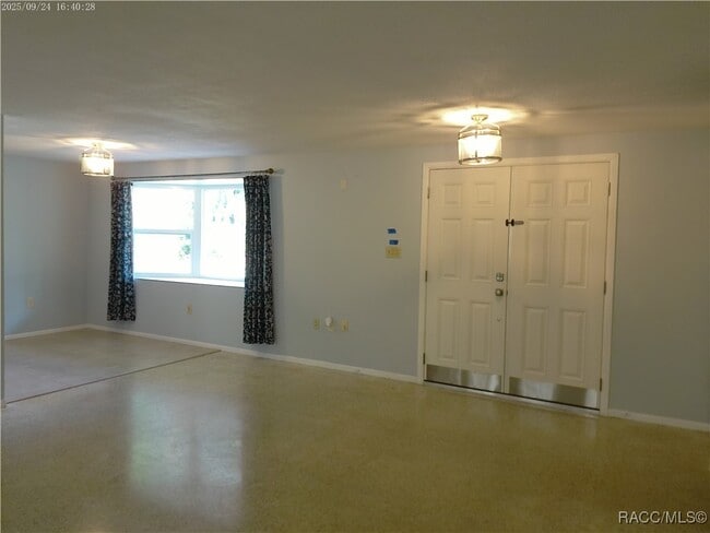 Photo - 1080 N Hollywood Cir