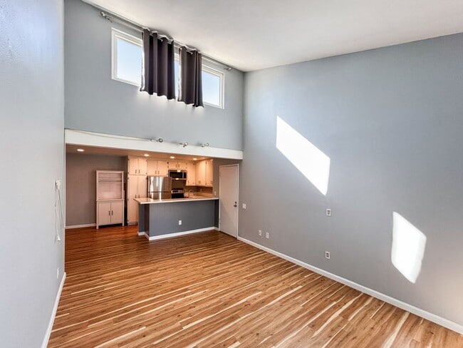 Building Photo - Beautiful 3BD/2BA W/ Reserved Parking and A/C in Allied Gardens! Unit 224