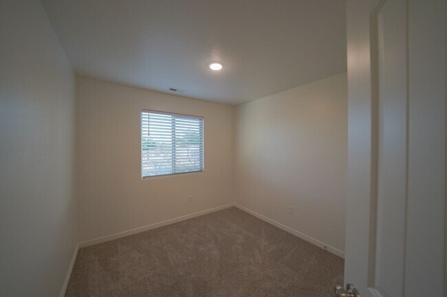 Photo - Remodeled 3 Bed / 2.5 Bath Townhome in Great Location