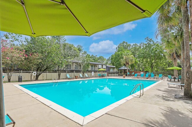 Photo - Hampton Court Apartments