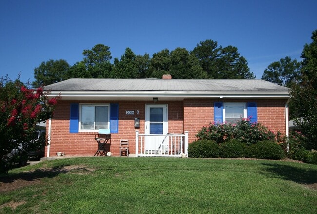 Building Photo - Lakewood Apartment / Central AC / Washer & Dryer / Walk to Duke West Unit 2006A