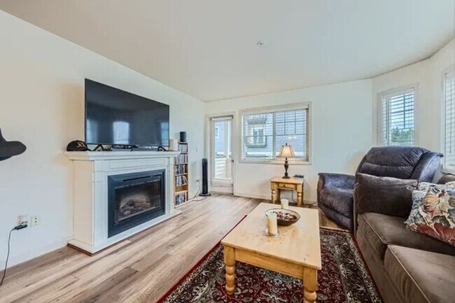 Photo - Gated Luxury Condo with One Car Garage, Tw... Unidad 203