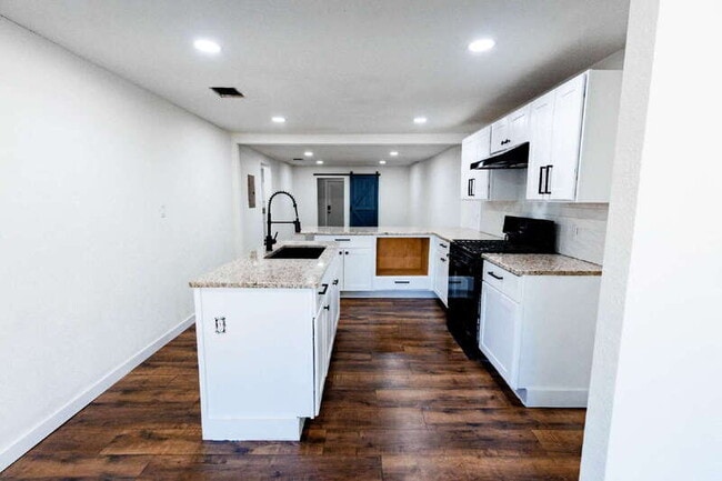 Photo - 146 Leroux St