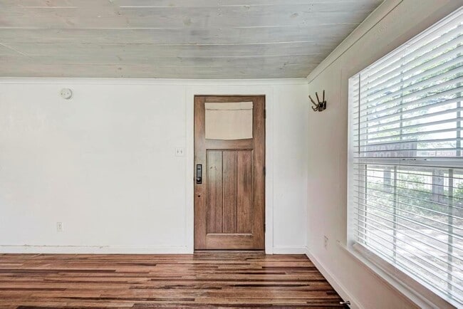 Photo - 1407 Leona St