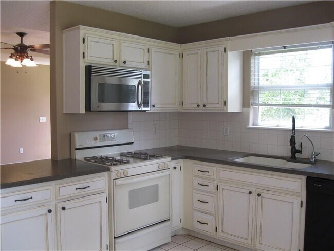 3008 Levi Ln