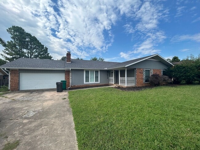 Building Photo - Spacious 3 Bed, 2 Bath Home in the Heart o...