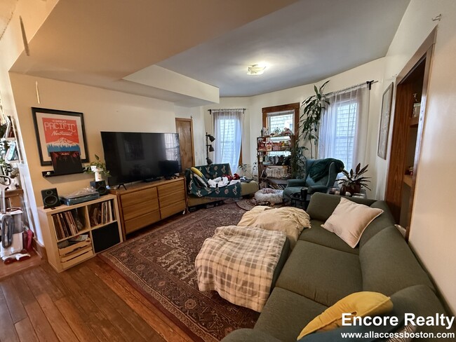 Building Photo - 346 Faneuil St Unit 2