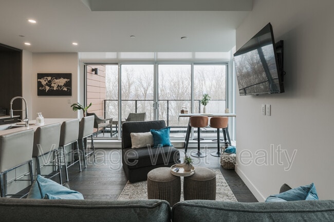 Photo - 3389-3389 Lakeshore Rd