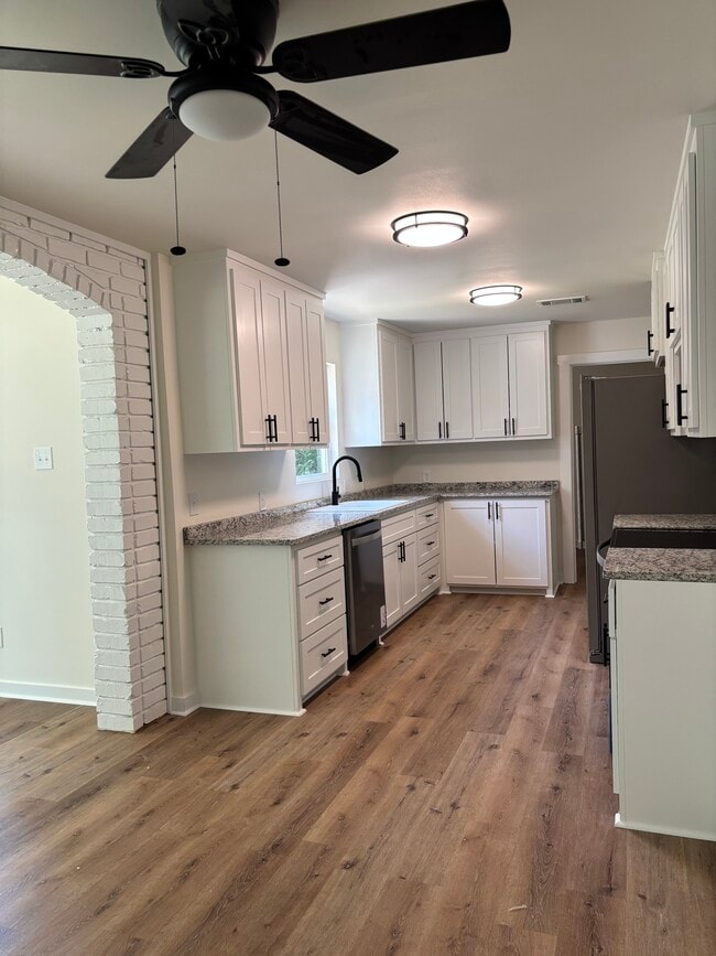 Photo - 512 Lakeside Dr