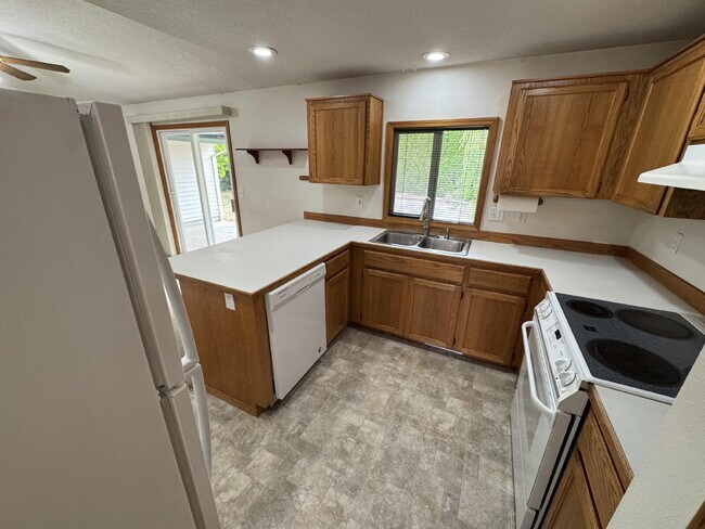 Ranch-Style, Milwaukie Home, Large Fenced Yard, Boat or Toy Storage, Gardeners Welcome
