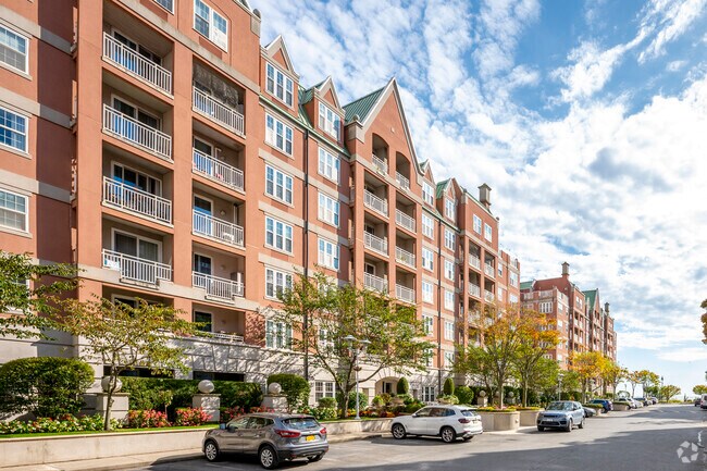 Photo - 100-150 Oceana Dr W