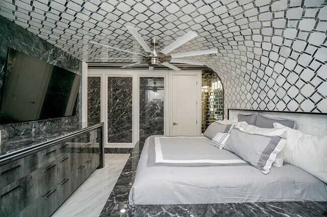 Building Photo - 5711 Sugar Hill Dr Unit 29