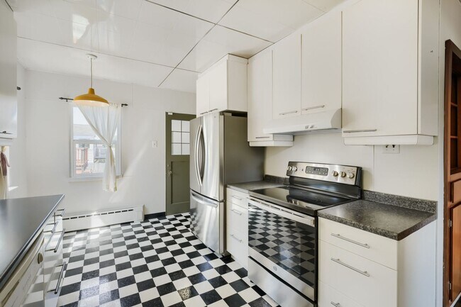 Photo - Charming 1bed/2bath Home with Lowel Level Bonus Room in West Seattle!