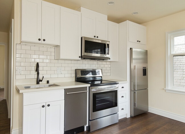 Photo - Charming 2 Bed / 1 Bath Top Floor, South-Facing Apartment w/ Roof Deck One Month Free Rent Unit 4