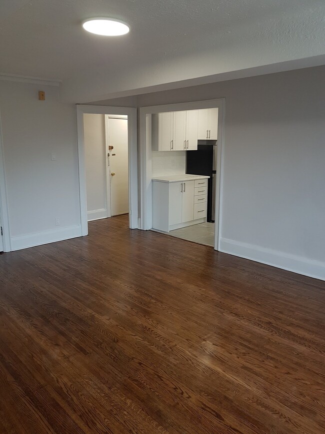 Building Photo - 737 Kingston Rd Unit 201