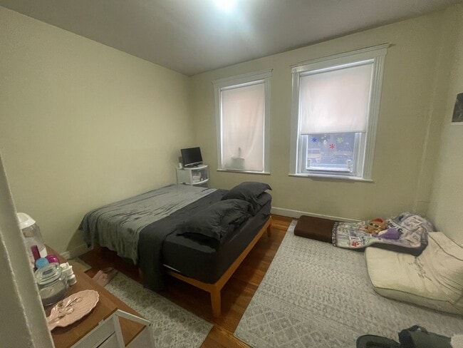 Building Photo - May 1 Huge Studio NO FEE heat and HW inc Very close to Everything Students ok
