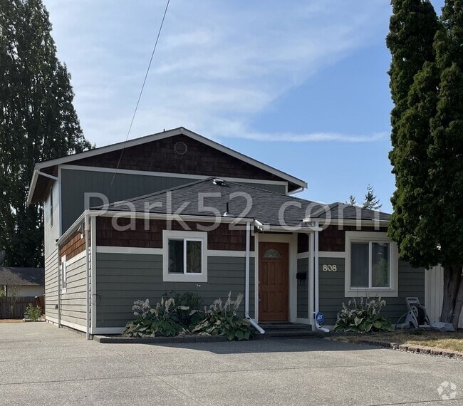Building Photo - 4 Bedroom Single Family Home