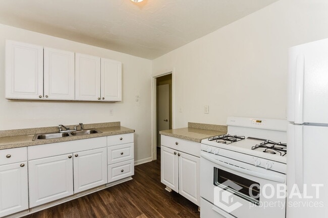 Building Photo - 1982 Rockledge Rd NE Unit 2