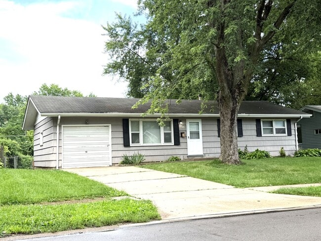 Building Photo - 3 bed 1 bath - Ferguson - park like back yard
