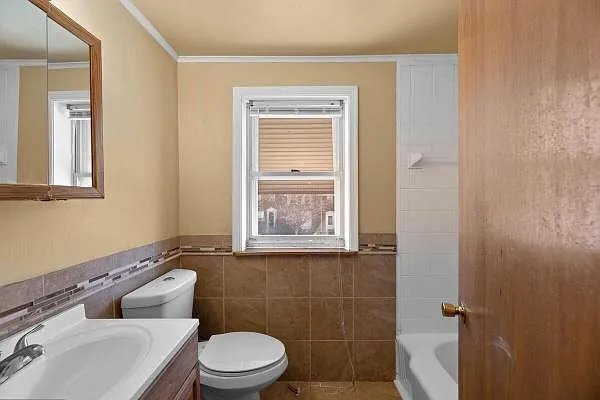 Photo - 670 Queensgate Rd