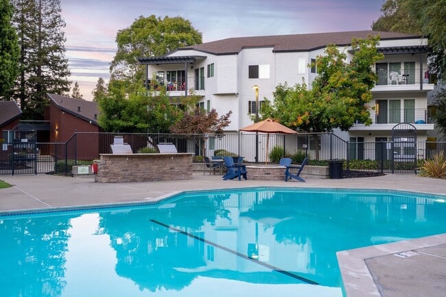 Piscina al aire libre | Creekwood | Apartamentos en alquiler en Hayward CA
