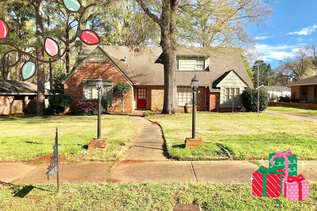 Building Photo - Gorgeous Interiors in this BONUS SPACE + 4 Bedroom 2 Bathroom Home!