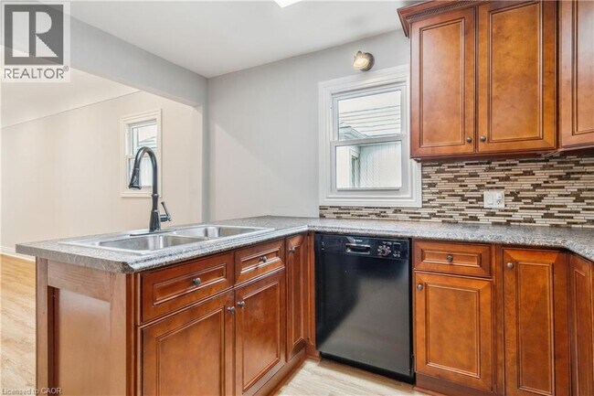 Photo - 93 E 31st St