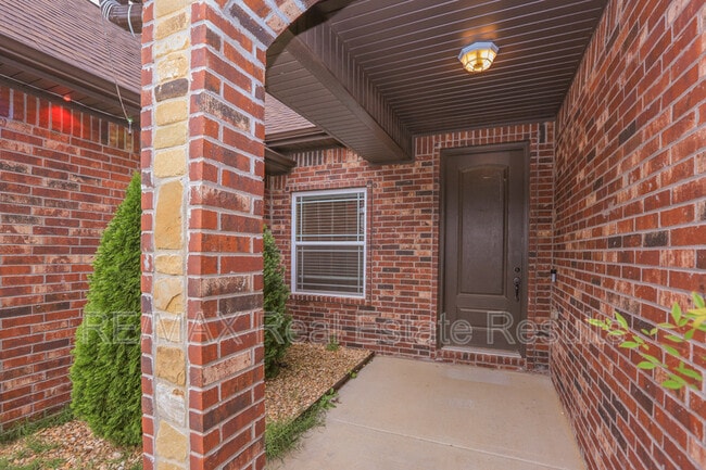 Photo - 2202 SW Tupelo Ave