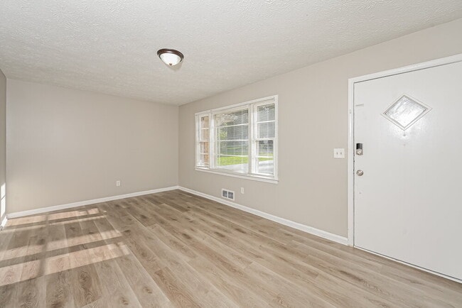 Photo - 355 Arcadia Pl SW