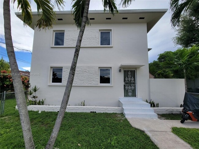 Building Photo - 2450 SW 5th St Unit 2450