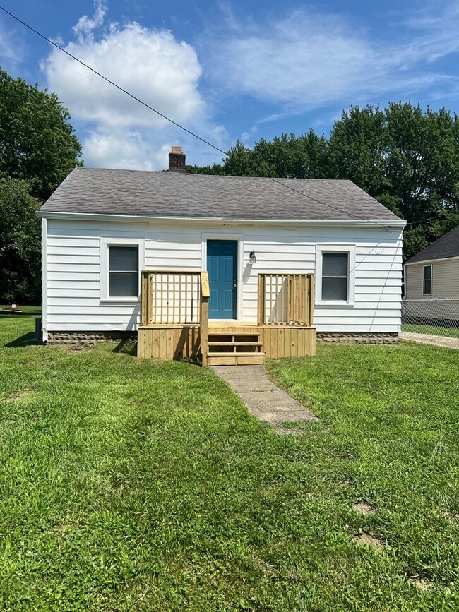 Building Photo - 2 BED 1 BATH HOUSE