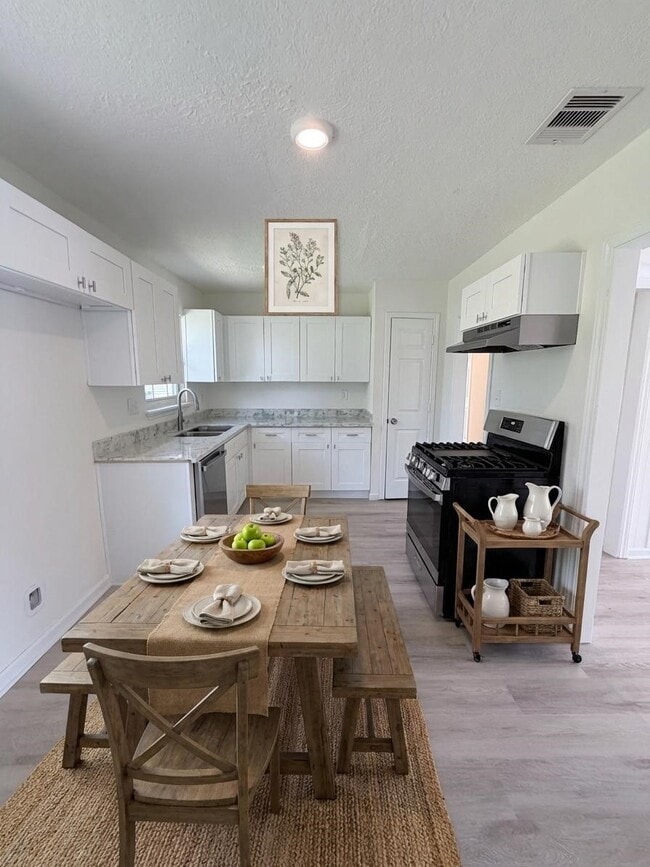 Photo - 404 Elaine St