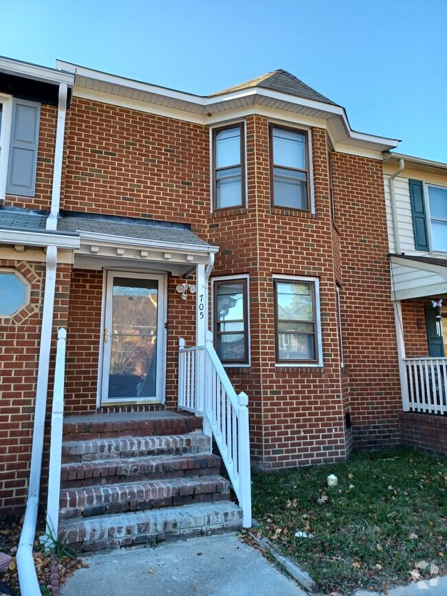 Building Photo - Spacious 3 Bedroom 2.5 Bath Townhouse in K...