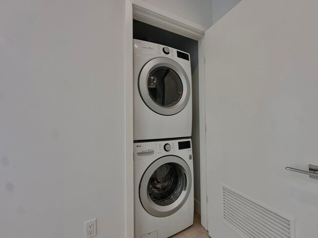 Photo - 5953 Saturn St Unidad 306